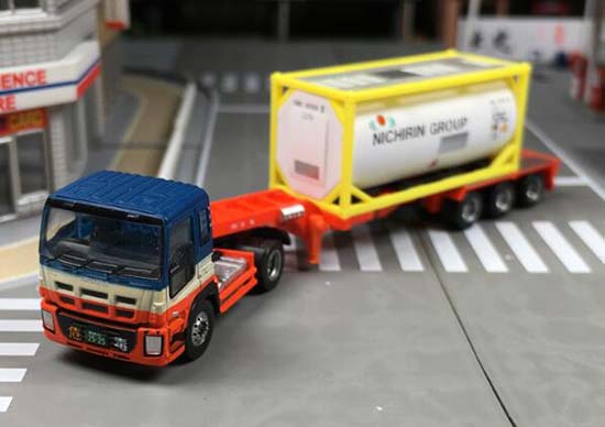 Plastic Isuzu GIGA Oil Tank Truck Model By Tomytec