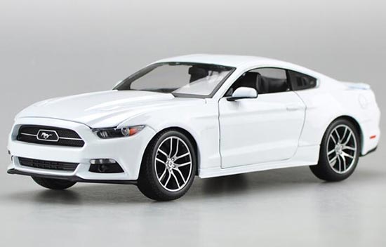 Diecast 2015 Ford Mustang GT Model White 1:18 Scale By Maisto
