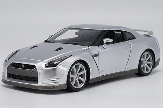 Diecast 2009 Nissan GT-R Model 1:18 White / Silver By Bburago