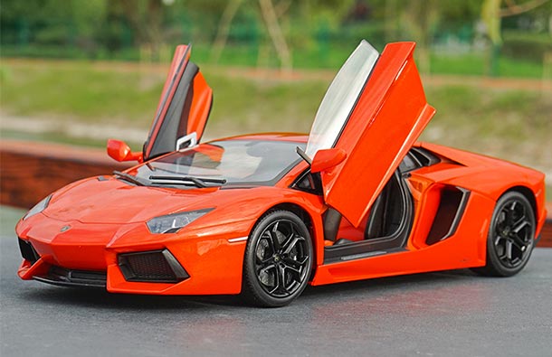 Diecast Lamborghini Aventador LP700-4 Model 1:18 Scale By Welly