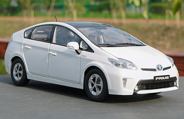 Diecast Toyota Prius Model 1:18 Scale White