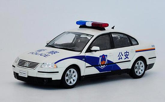 Diecast 2001 Volkswagen Passat Seden Model Police 1:18 By Welly