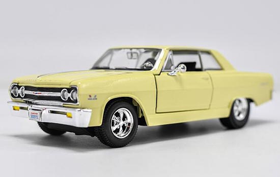 Diecast Chevrolet Malibu SS Model Creamy White 1:24 By Maisto