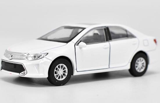 Diecast Toyota Camry Toy 1:36 Scale Black / White By Welly