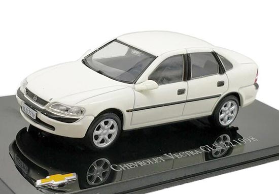 Diecast Chevrolet Vectra GLS 2.2 Model 1:43 Scale White By IXO