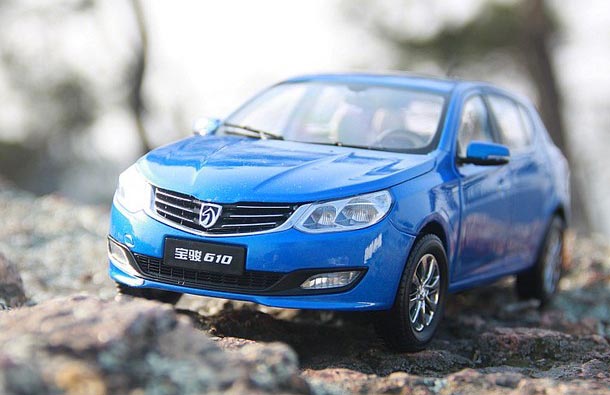 Diecast SAIC-GM Baojun 610 Model 1:18 Scale Red / Blue