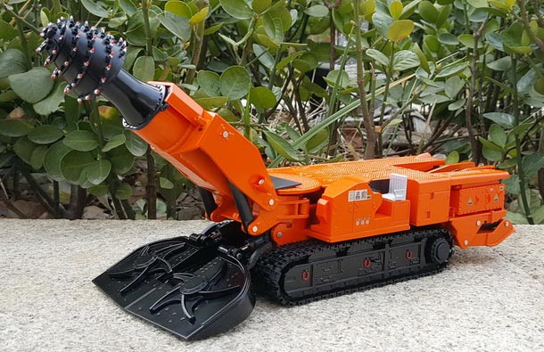 Diecast Huahan Heading Machine Model 1:35 Scale Orange