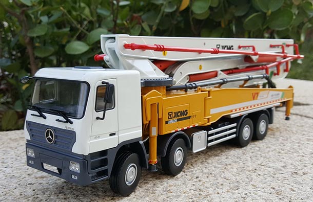 Diecast XCMG HB62K Concrete Pump Truck Model 1:35 Scale White