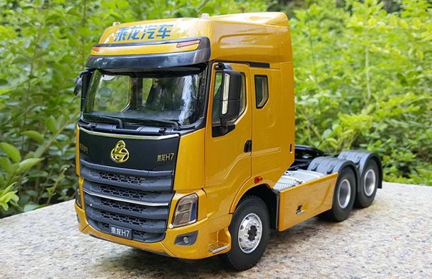 Diecast DFLZM Chenglong H7 Tractor Unit Model 1:24 Scale Golden