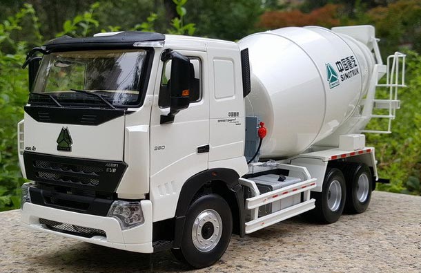 Diecast Sinotruk Howo A7 Concrete Mixer Truck Model 1:24 White