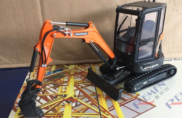 Diecast Doosan DX 27Z Caterpillar Excavator Model 1:25 Orange