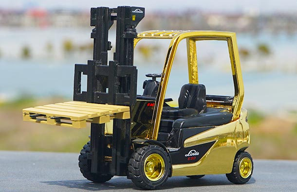 Diecast Linde E30 Forklift Truck Model 1:25 Scale Golden