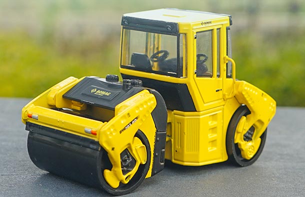 Diecast Bomag BW203 AD Road Roller Model 1:50 Scale Yellow