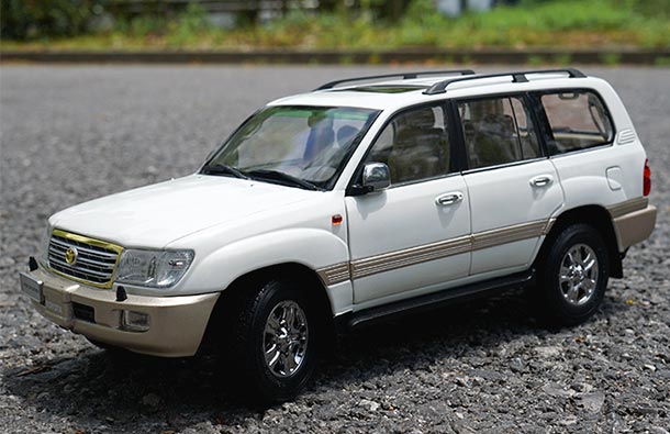 Diecast Toyota Land Cruiser LC100 SUV Model 1:18 Scale White