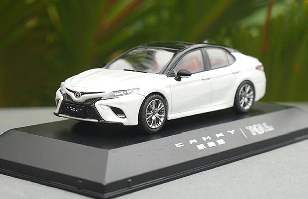Diecast 2018 Toyota Camry Sport Model 1:43 Scale White / Red