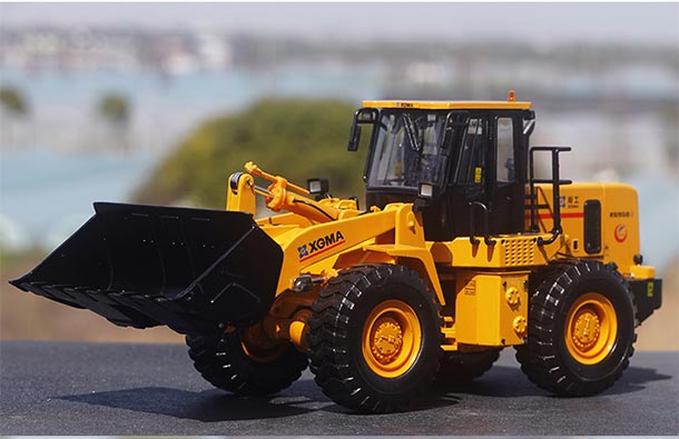 Diecast XGMA XG958 I Loader Truck Model 1:35 Scale Yellow