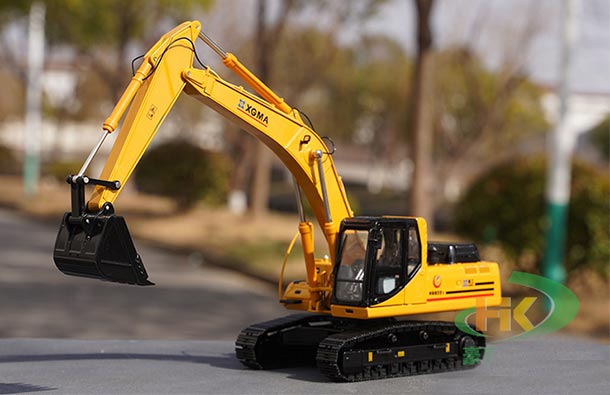 Diecast XGMA XG822 Crawler Excavator Model 1:35 Scale Yellow