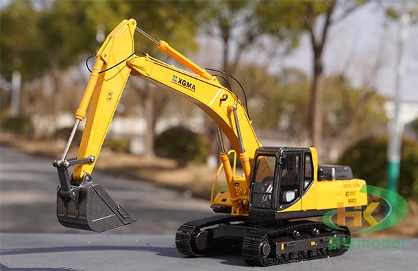 Diecast XGMA XG833 Crawler Excavator Model 1:35 Scale Yellow