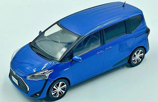 Diecast 2016 Toyota Sienta MPV Model 1:30 Scale Blue