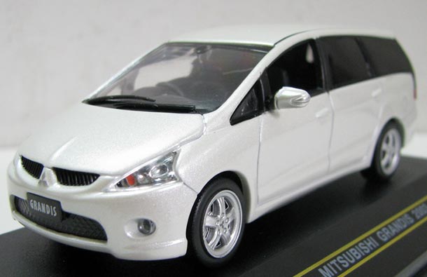 Diecast 2003 Mitsubishi Grandis Car Model 1:43 Scale White