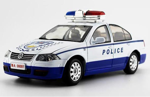Diecast 2004 Volkswagen Bora Police Car Model 1:18 Blue-White