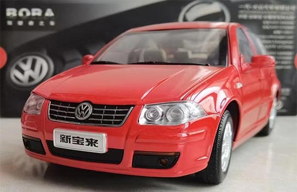 Diecast 2006 Volkswagen Bora Car Model 1:18 Scale Red