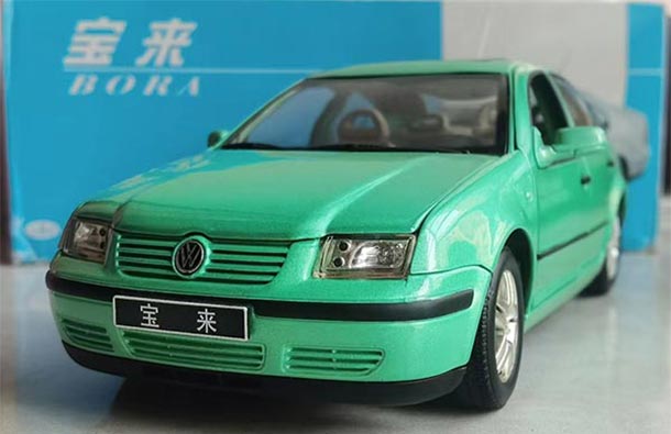 Diecast 2004 Volkswagen Bora Car Model 1:18 Scale Green