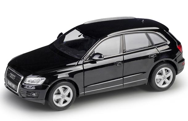 Diecast Audi Q5 SUV Model White / Black 1:24 Scale By Welly