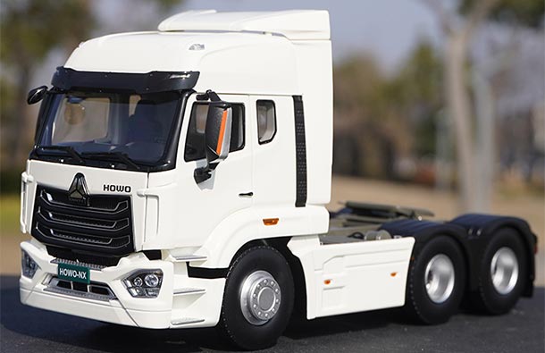 Diecast Sinotruk Howo NX Tractor Unit Model 1:24 Scale White