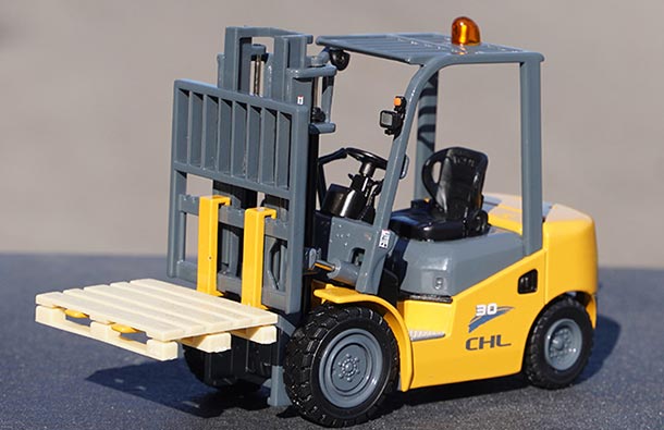 Diecast Heli CHL Forklift Truck Model 1:25 Scale Yellow